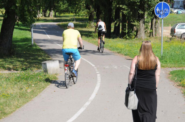 Parke dviratininkas susidūrė su pėsčiuoju