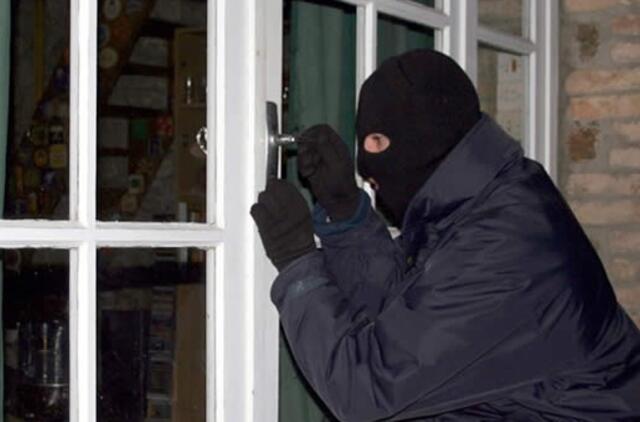 Varniuose pavogtos vertingos šventųjų statulėlės