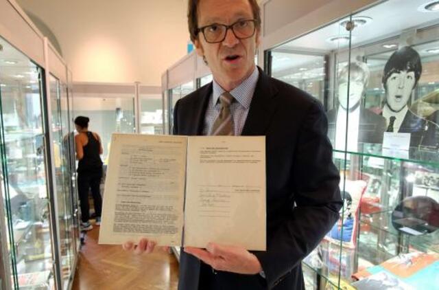 Aukcione už 365 000 svarų parduota pirmoji "The Beatles" sutartis