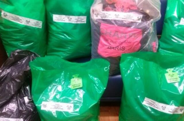 Keleivių iš Stambulo bagaže muitininkai aptiko po 100 vnt., įtariama, suklastotų drabužių