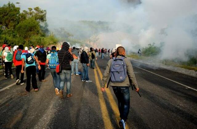 Meksikoje įvyko policijos ir protestuojančių studentų susirėmimai