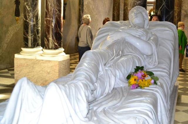 Nauji Karalienės Luizės pažinimo keliai