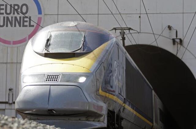 Pabėgėliai blokavo "Eurostar" traukinių eismą po Lamanšu