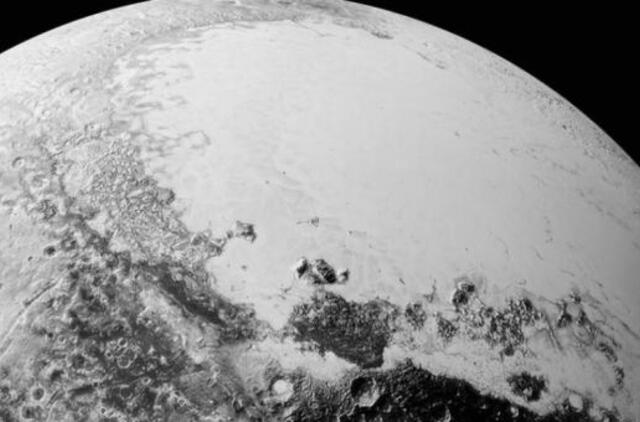 Paviešinta stulbinanti Plutono nuotrauka