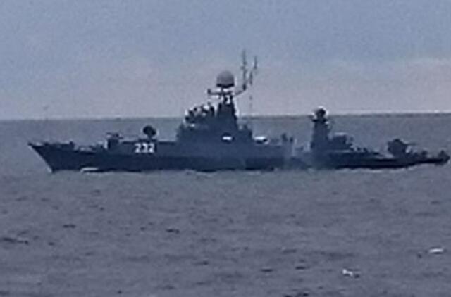Rusijos kariniai laivai pakoregavo civilinių laivų maršrutus
