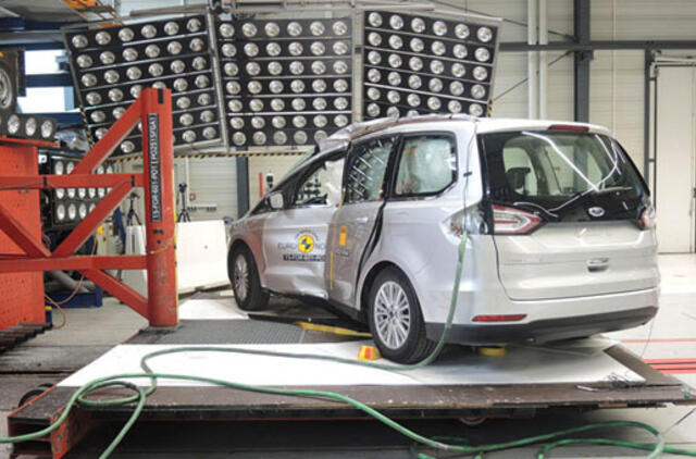 "Volvo" saugumas: kitiems vėl teks vytis švedus