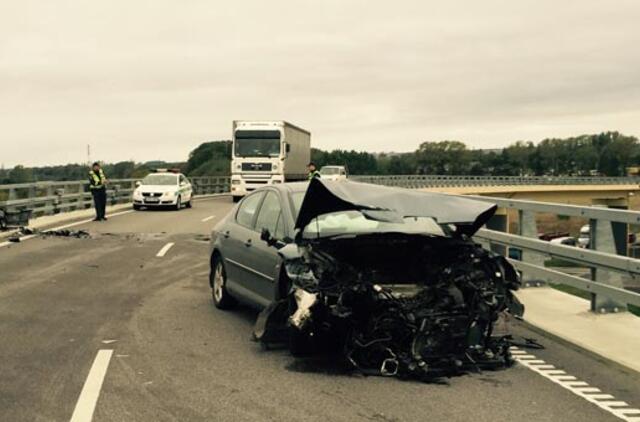 Ant Jakų žiedo estakados - sumaitotas "Peugeot"