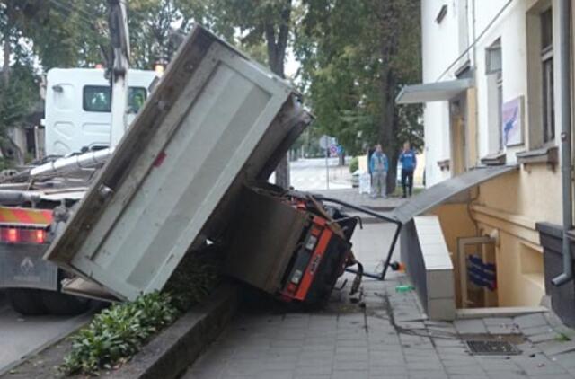 Gargžduose ant pėsčiųjų tako - priekaba su plentvoliu