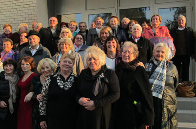 Krentančių lapų nusėtu keliu