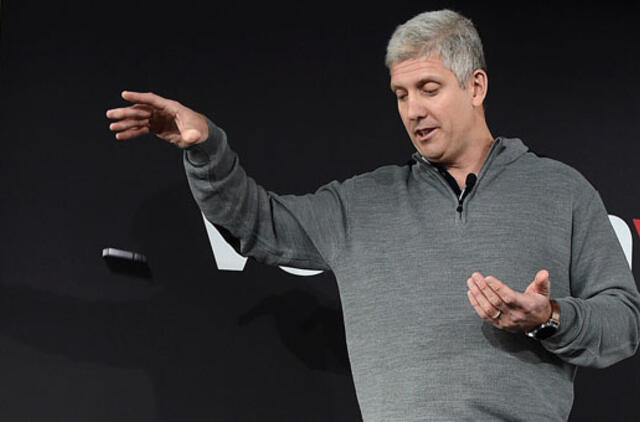 "Motorola" pristatė pirmąjį pasaulyje išmanųjį telefoną nedūžtančiu ekranu