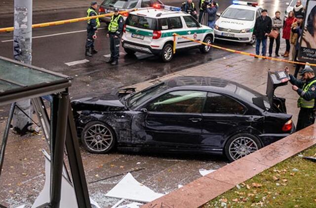 Parlamentarai siūlo nepatyrusiems vairuotojams drausti vairuoti galingus automobilius