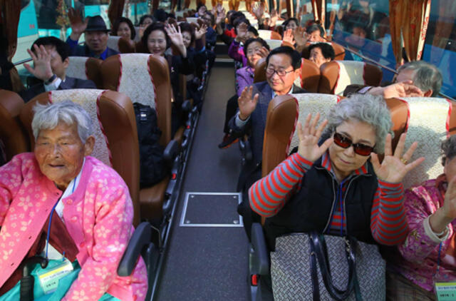 Pietų Korėjos gyventojai traukia į Šiaurės Korėją susitikti su seniai nematytais šeimos nariais