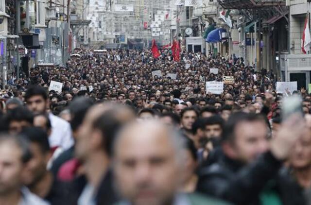 Po sprogimų Ankaroje, kuriuose žuvo beveik 100 žmonių, Turkijoje prasidėjo trijų dienų gedulas