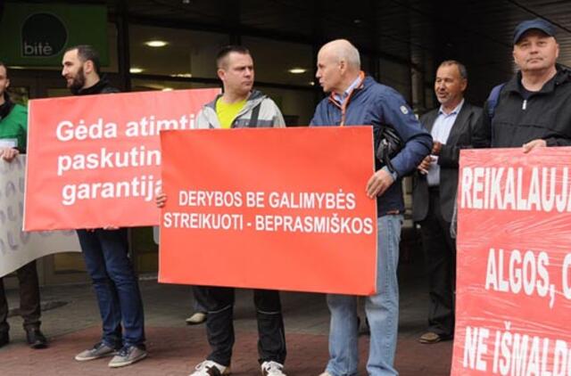 Toliau pyksta dėl keičiamų darbo santykių