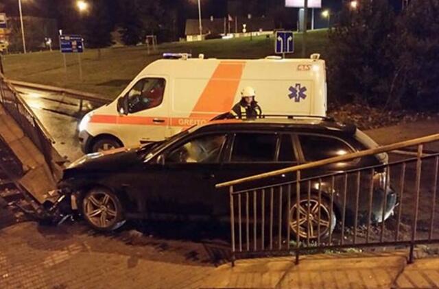 BMW nesuvaldęs vairuotojas trenkėsi į laiptus