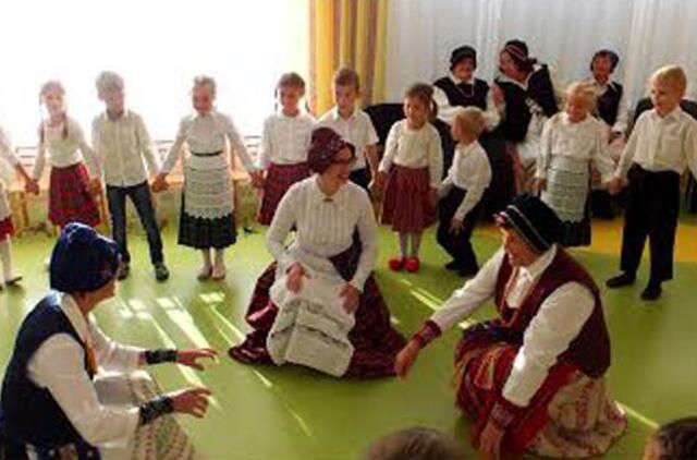 Eisem, sesi, į darželį