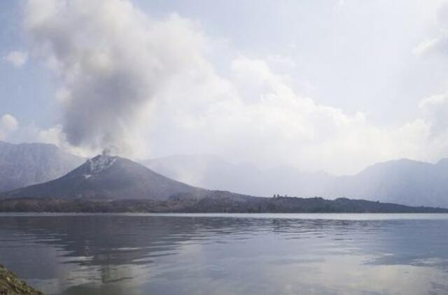 Indonezijoje dėl ugnikalnio išsiveržimo uždaryti trys oro uostai