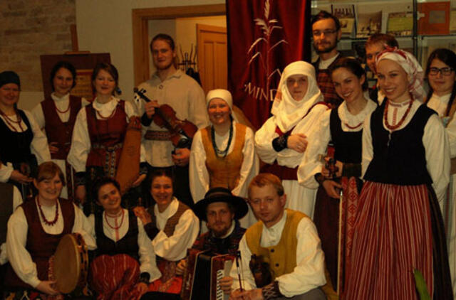 Kviečia: Jaunimo folkloro ansamblio "Mindrė" koncertas