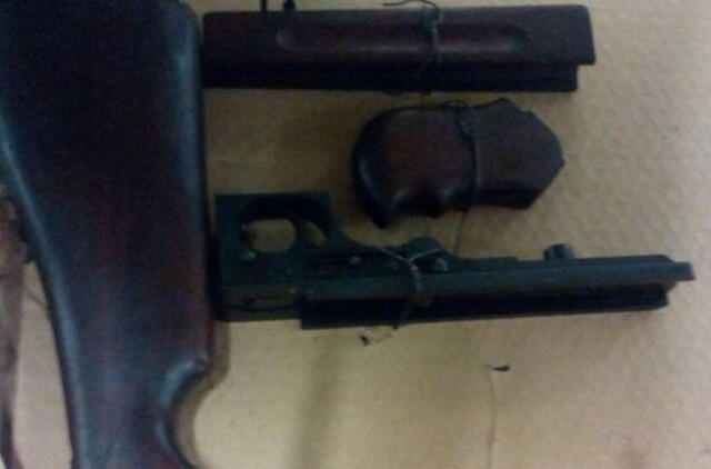 Muitininkai pašto siuntose aptiko ginklo dalių bei ampulių su neaiškiomis medžiagomis