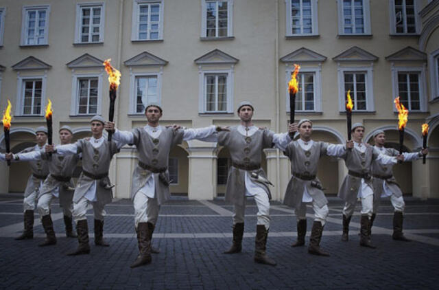 Nebūtina pasikvėpinti naftalinu, kad neštum patriotizmą