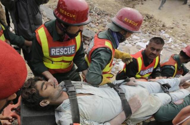 Pakistano gamyklos griuvėsiuose ieškoma išgyvenusiųjų