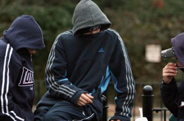 Grupė vaikinų iš paauglio atėmė sportinius batelius