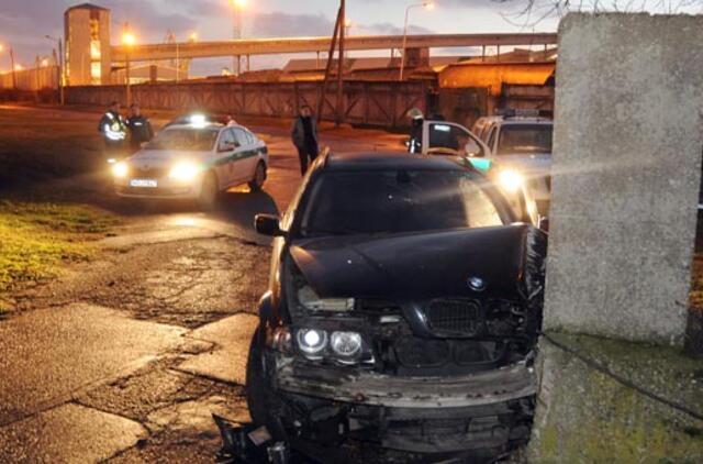 Girtą BMW vairuotoją sustabdė stadiono vartai