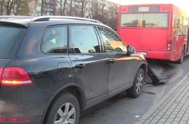 Girtas vairuotojas, negyvas briedis, supainioti pedalai