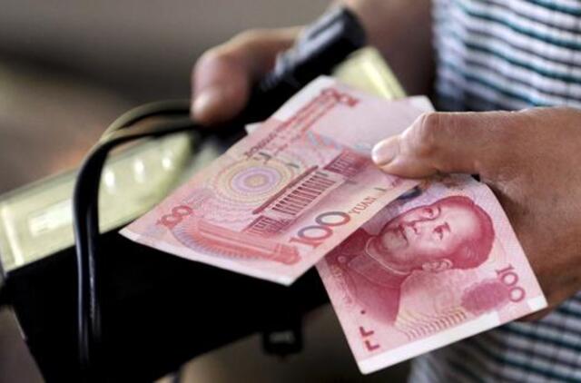 Kinija vėl devalvavo juanį