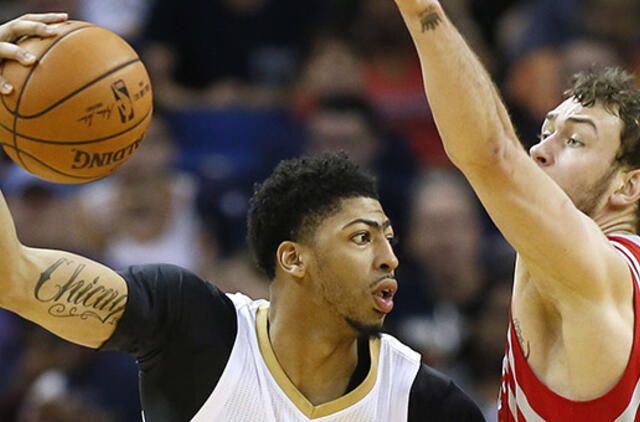 Nedaug žaidęs Donatas Motiejūnas stebėjo savo komandos pralaimėjimą Naujajame Orleane