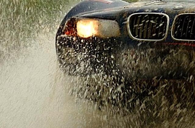 Prisiskraidė: BMW atsidūrė tvenkinio dugne