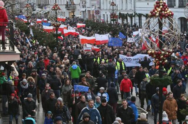 Šalies valdžia nepatenkinti lenkai surengė protestus