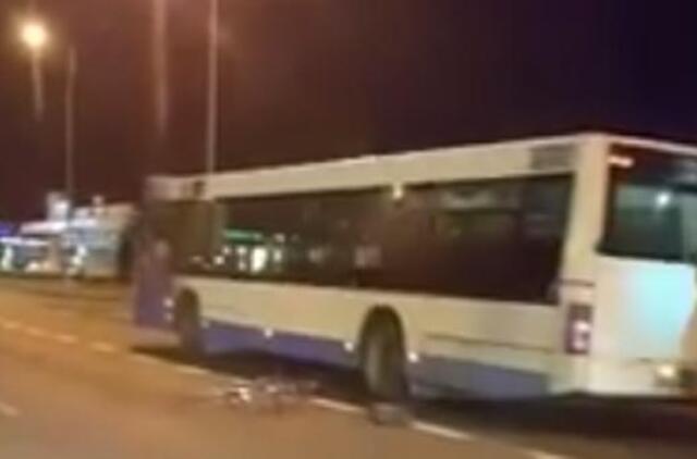 Taikos prospekte autobusas partrenkė dviratininką