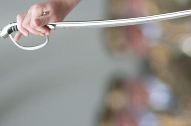 Vyras grasino sužeisti pareigūną metaliniu kardu