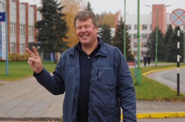 Bandymas bėgti iš griūvančio kortų namelio