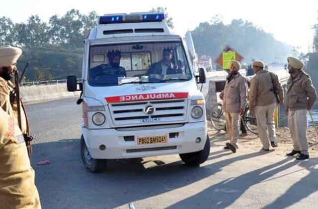 Ginkluoti asmenys užpuolė Indijos oro bazę