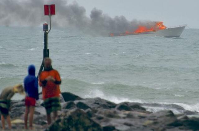 Iš liepsnojančio laivo Naujojoje Zelandijoje išgelbėta dešimtys žmonių