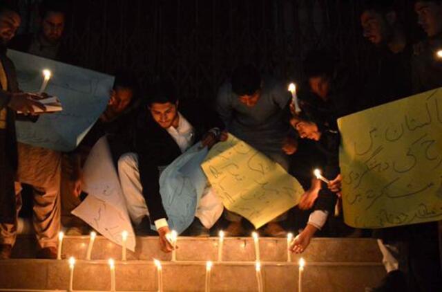 Pakistane vyko masinis budėjimas išpuolio universitete aukoms atminti