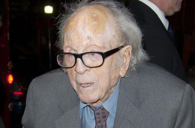 Eidamas 104-uosius metus, mirė žinomas britų kino operatorius Daglasas Slokomas