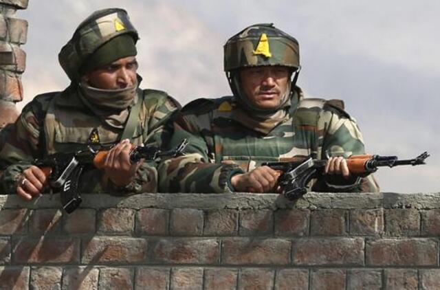 Neramumai Indijos Kašmyro regione tęsiasi trečią dieną