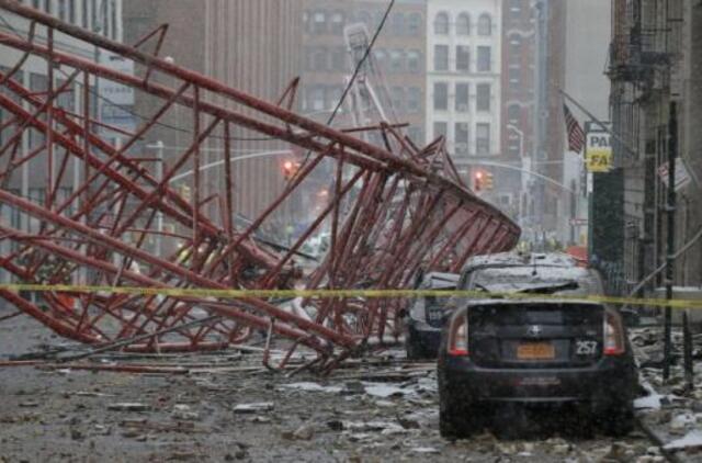 Niujorke nugriuvus keliamajam kranui žuvo žmogus