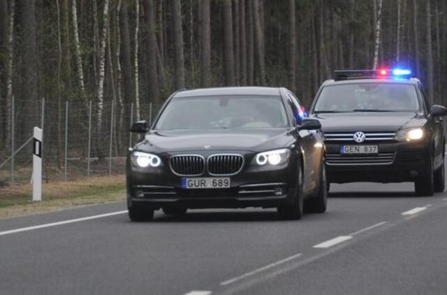 Siūloma apriboti šalies vadovų privilegijas keliuose