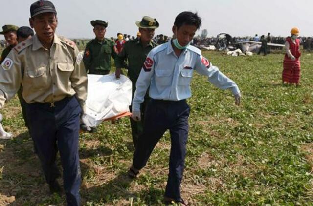 Sudužus Mianmaro kariniam lėktuvui žuvo keturi žmonės