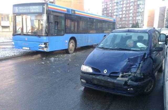 Vairuotojai piktinasi nebarstytomis gatvėmis