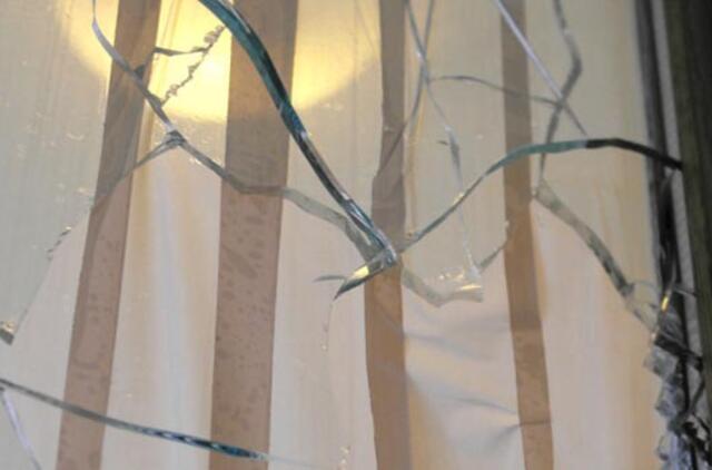 Klaipėdos prokuratūroje išdaužtas durų stiklas