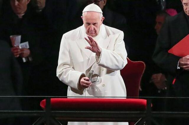 Popiežius Pranciškus smerkia kunigus pedofilus ir Europą dėl migrantų