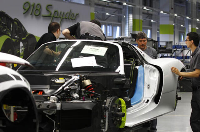 "Porsche" skyrė visiems savo darbuotojams po 9 tūkst. eurų premiją