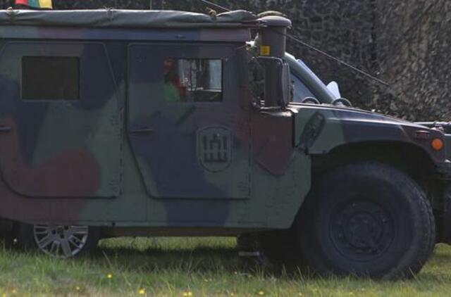 Rukloje sudegė amerikiečių "Hummer" visureigis