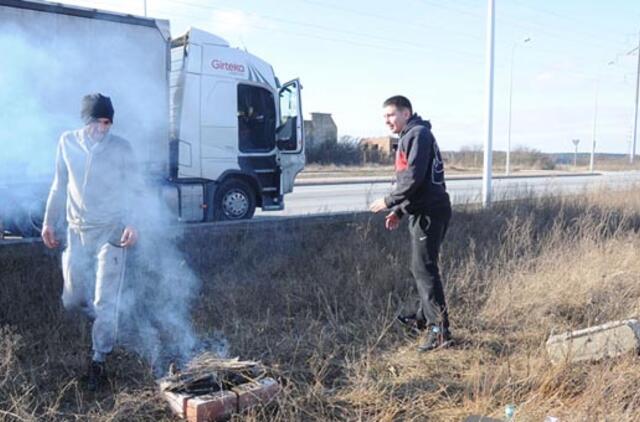 Rusų vilkikų vairuotojai tebekepa šašlykus