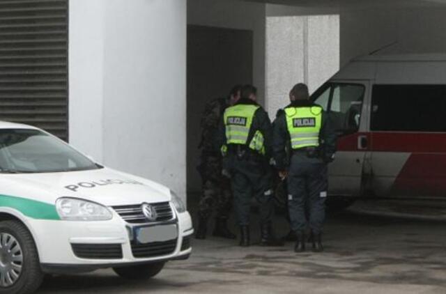 Senelis užvaikė anūkę, vyras nuplikė mergaitę